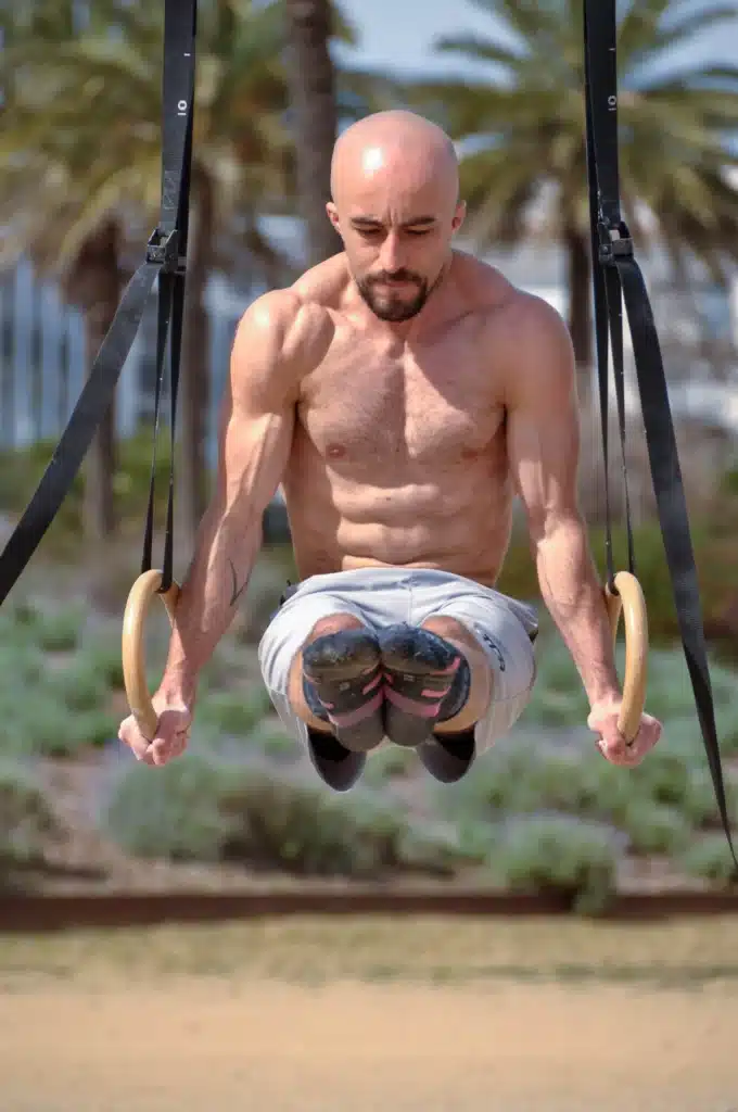 Calistenia para mejorar el rendimiento. Entrenamiento inteligente. Rendimiento deportivo. Anillas de gimnasia. Fuerza. Control.