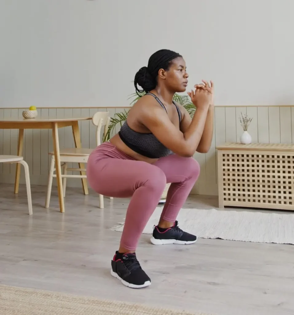 Calistenia sentadilla progresión adaptada a todo el mundo: joven mayor, mujer, hombre, cualquier edad y condición física.