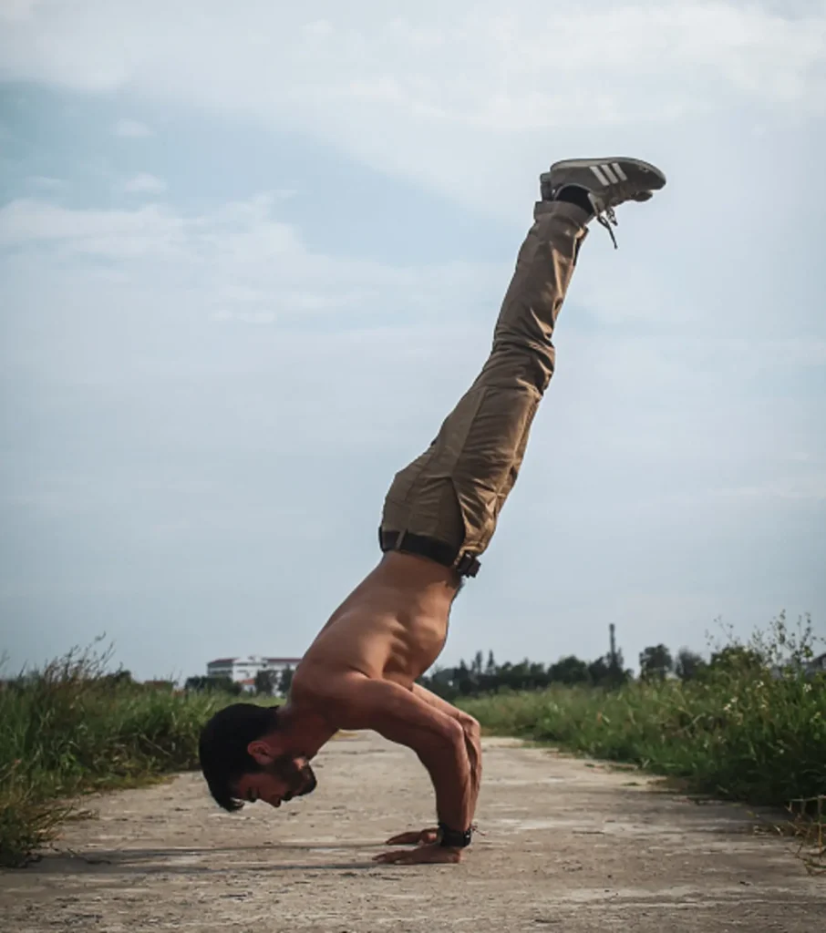 La calistenia desafía la gravedad, fuerza, control corporal, todo el mundo la puede usar para ganar fuerza